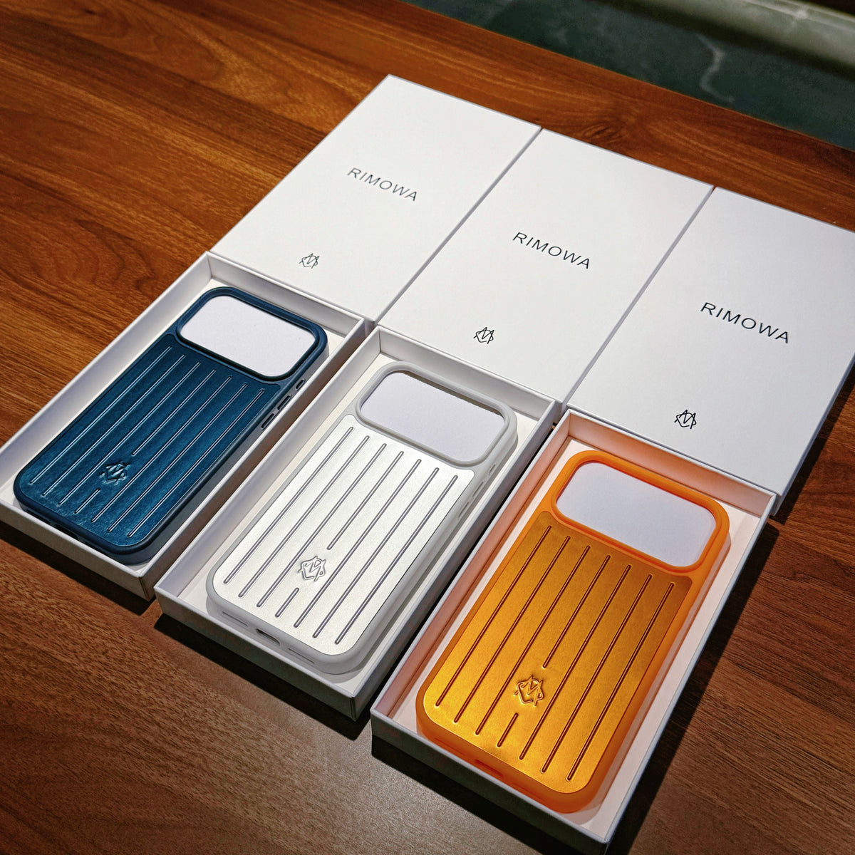 Coque iPhone à armure métallique côtelée – Protection élégante inspirée du voyage