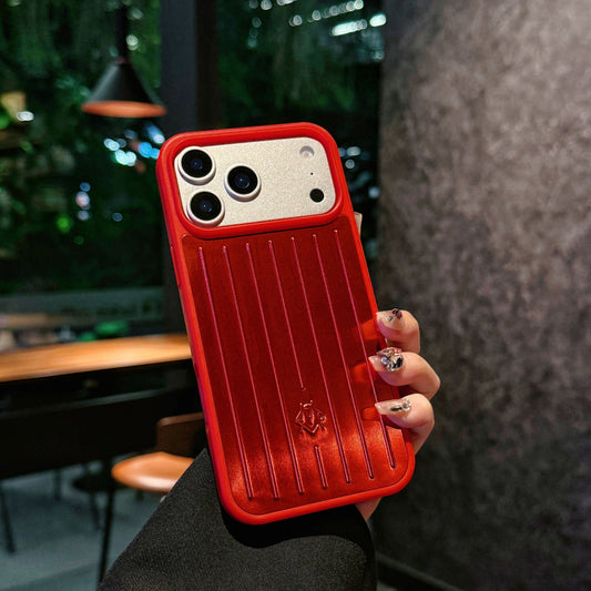 Žebrované kovové pouzdro na iPhone – stylová ochrana inspirovaná cestováním