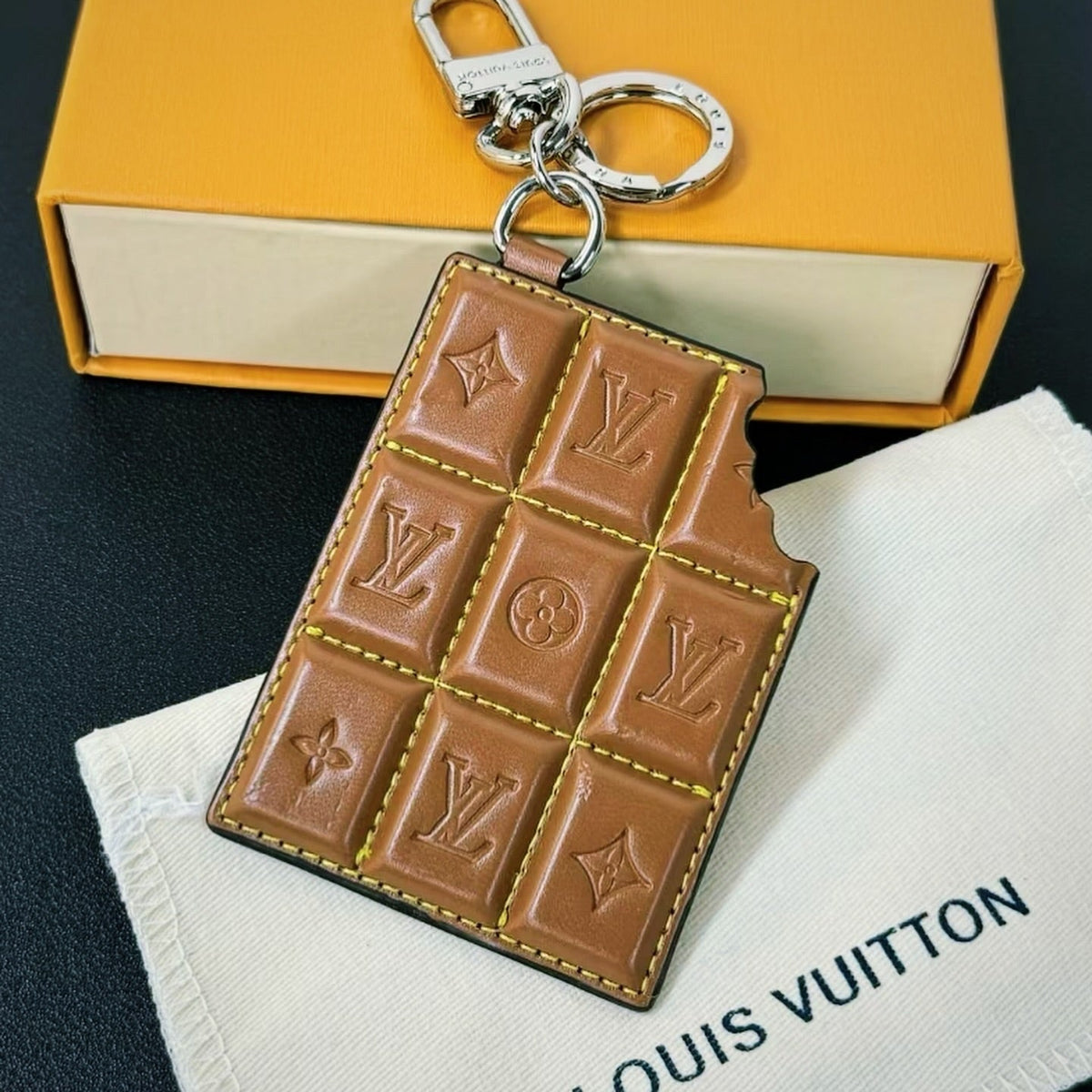 Chaveiro de couro acolchoado estilo chocolate