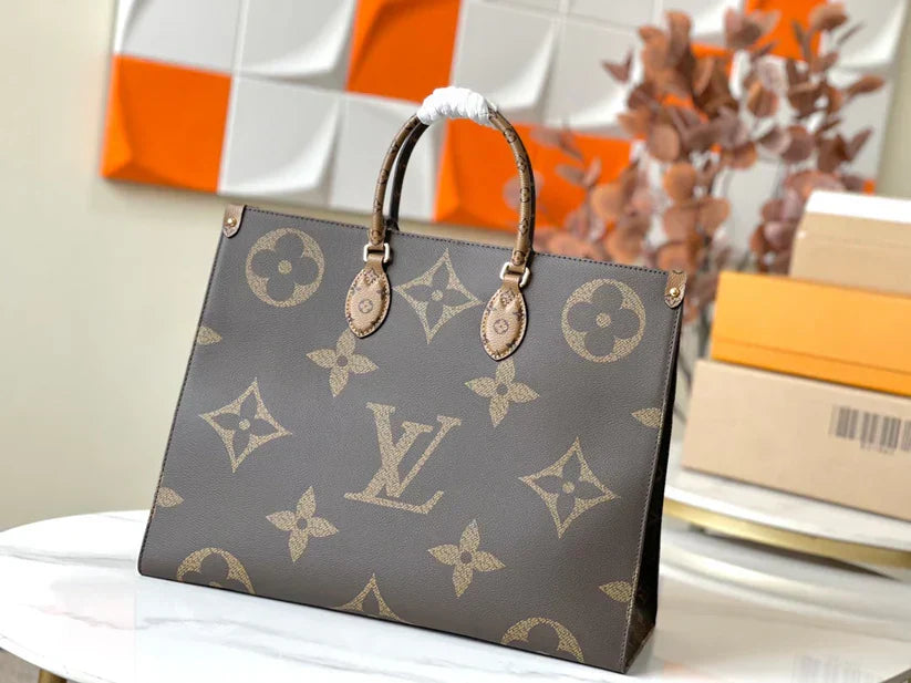 Luxus Mickey kulcstartó – műbőr & Fur Pom Charm