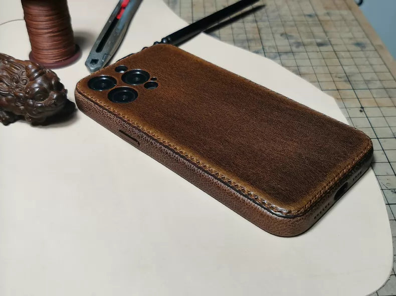 Kakavy Handcrafted Vegetable-Tanned Leather iPhone Case – Vintage Patina Edition