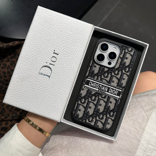 デザイナーからインスピレーションを得た、刺繍ディテールを施したファブリック iPhone ケース