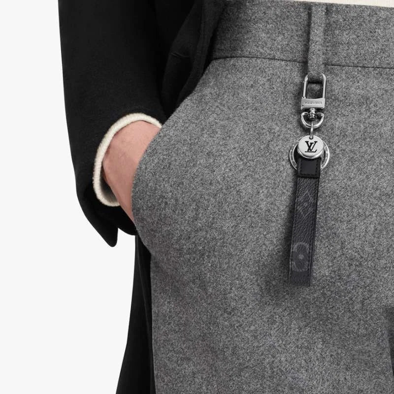 Luxuriöser Leder-Schlüsselanhänger – klassisches Monogramm-Design