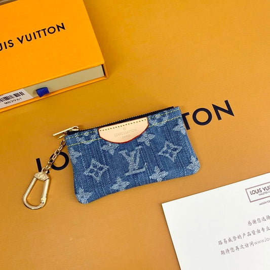 Luxury Monogram Coin Pouch – Κομψό & Συμπαγές πορτοφόλι με μπρελόκ