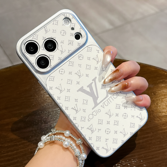 高級感のあるエンボス柄iPhoneケース