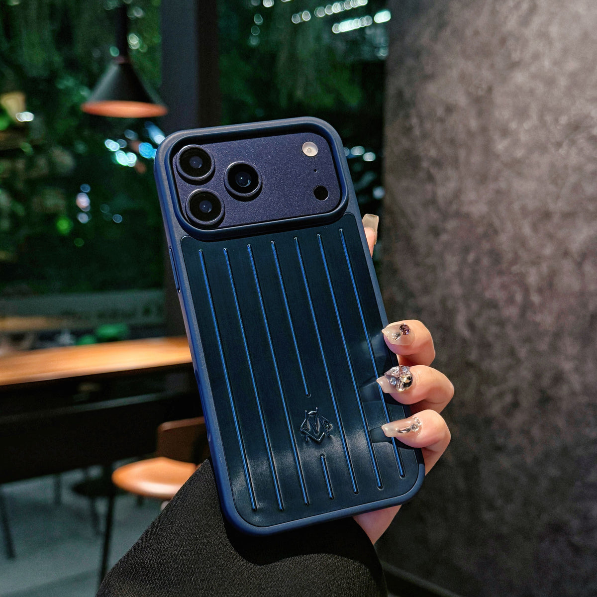 Coque iPhone à armure métallique côtelée – Protection élégante inspirée du voyage