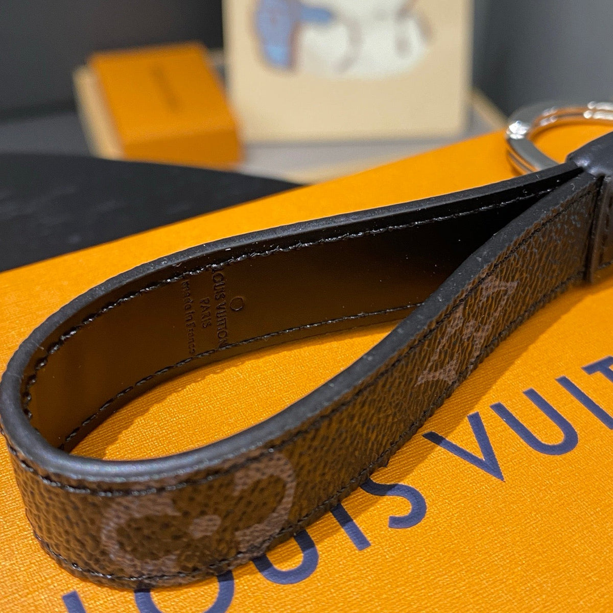 Luxuriöser Leder-Schlüsselanhänger – klassisches Monogramm-Design