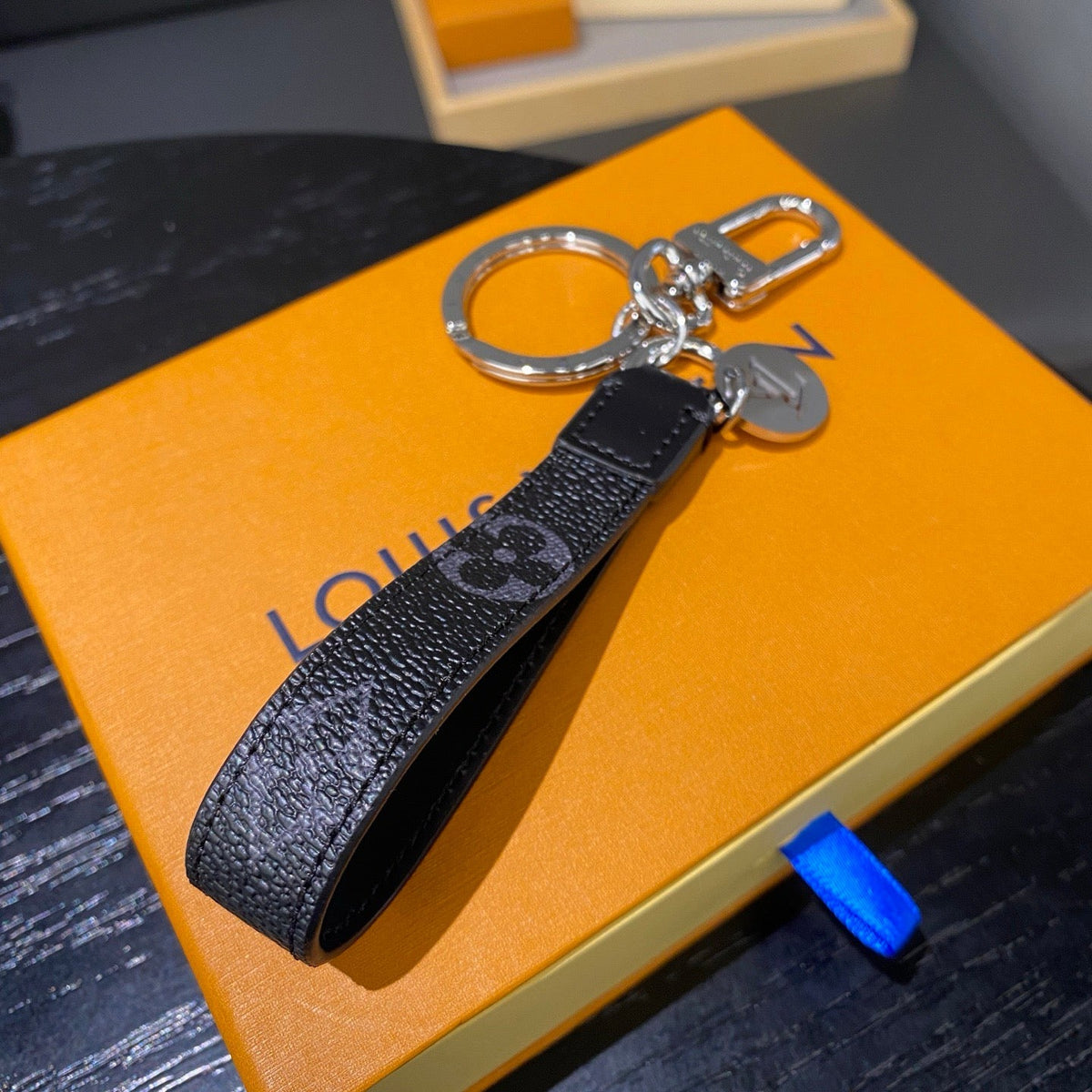Luxuriöser Leder-Schlüsselanhänger – klassisches Monogramm-Design