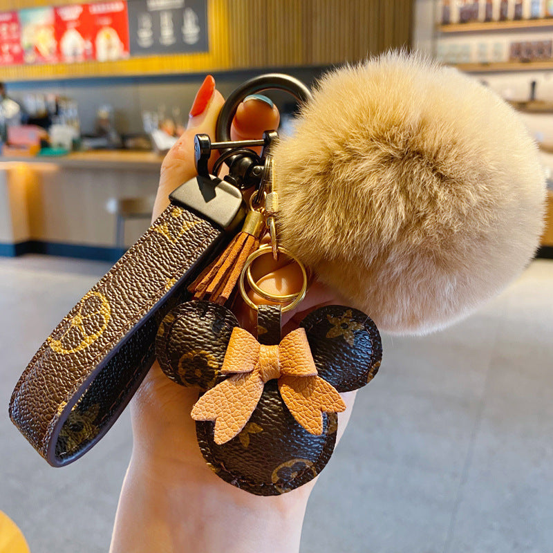 Luxus Mickey kulcstartó – műbőr & Fur Pom Charm