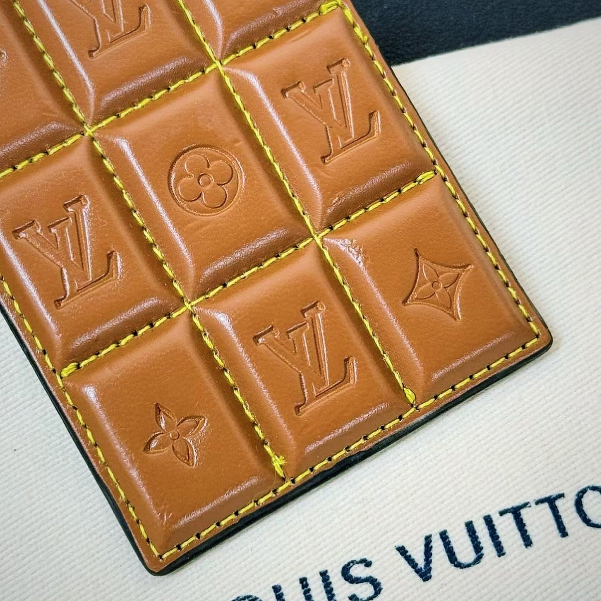 Chaveiro de couro acolchoado estilo chocolate