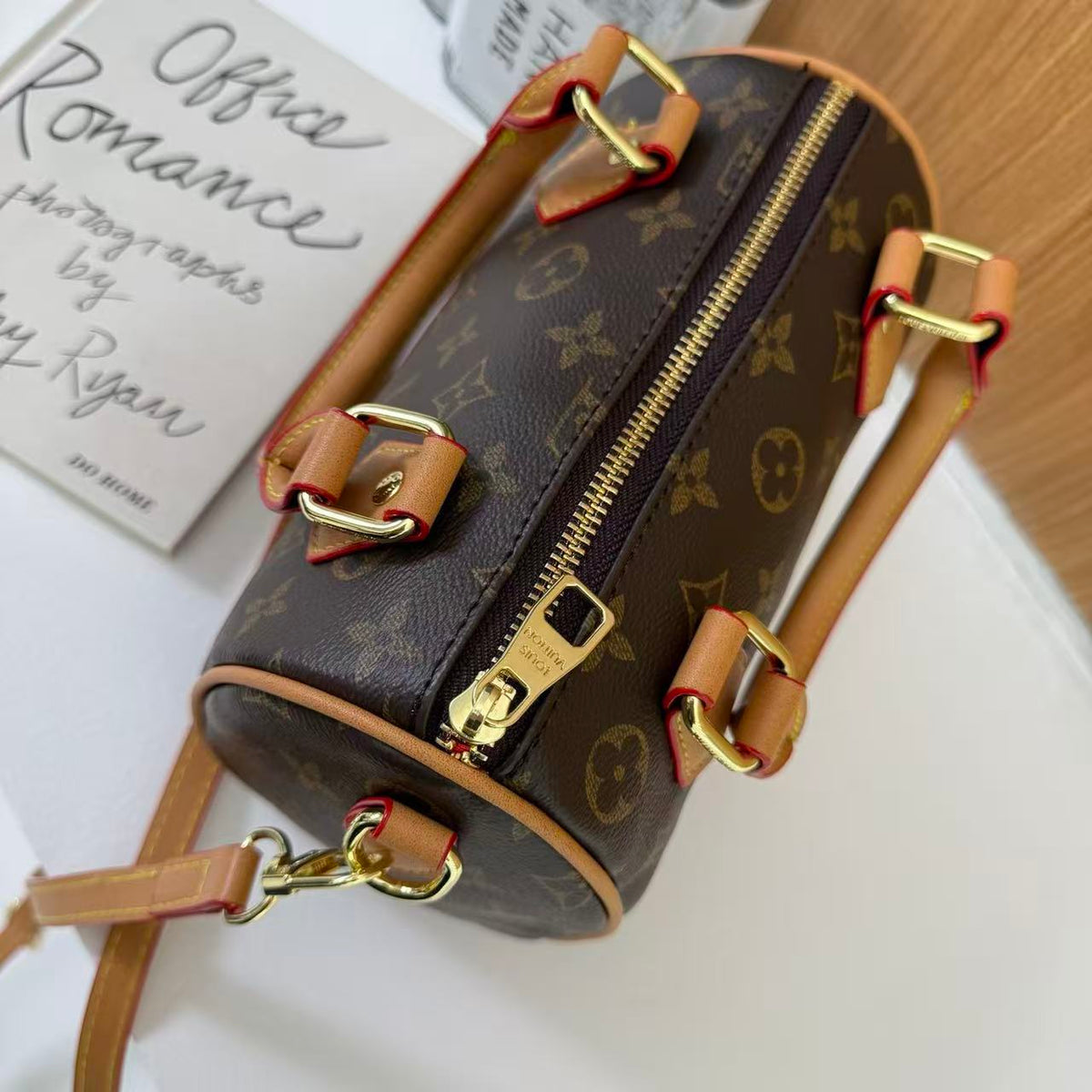Klasična mini torba s bačvom s monogramom