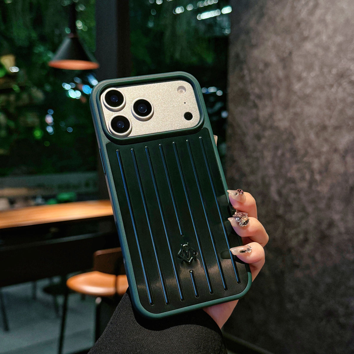 Coque iPhone à armure métallique côtelée – Protection élégante inspirée du voyage