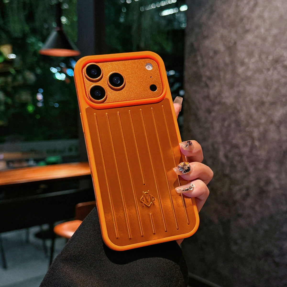 Coque iPhone à armure métallique côtelée – Protection élégante inspirée du voyage
