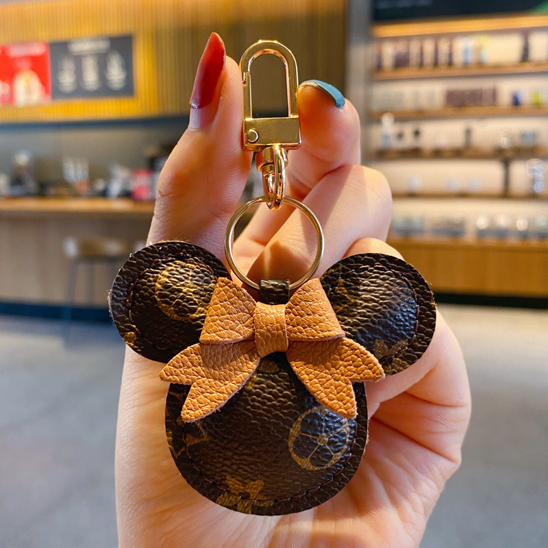 Luxus Mickey kulcstartó – műbőr & Fur Pom Charm