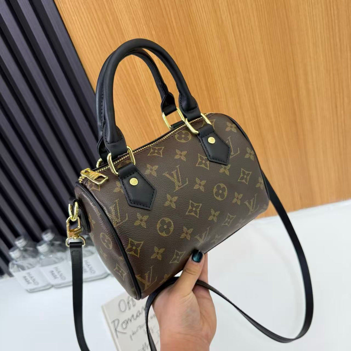 Klasična mini torba s bačvom s monogramom