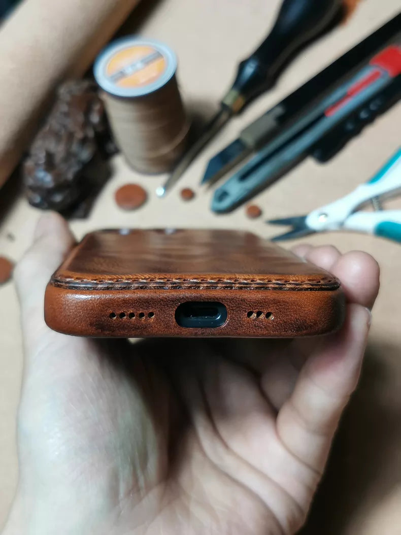Ručno izrađena kožna torbica za iPhone biljno štavljene – Vintage Patina Edition