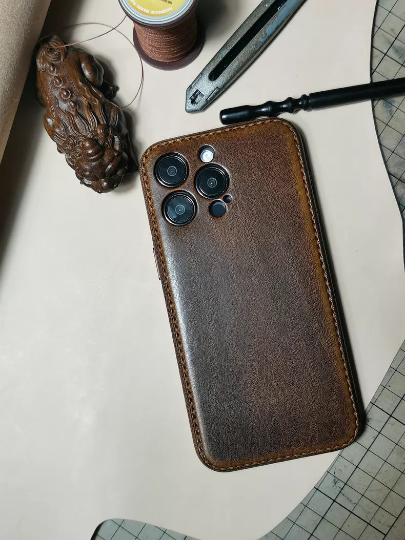 Ručno izrađena kožna torbica za iPhone biljno štavljene – Vintage Patina Edition