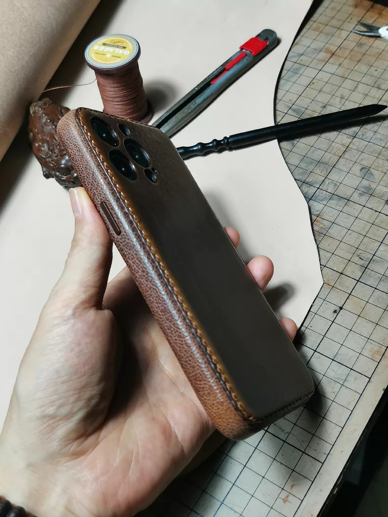 Ručno izrađena kožna torbica za iPhone biljno štavljene – Vintage Patina Edition