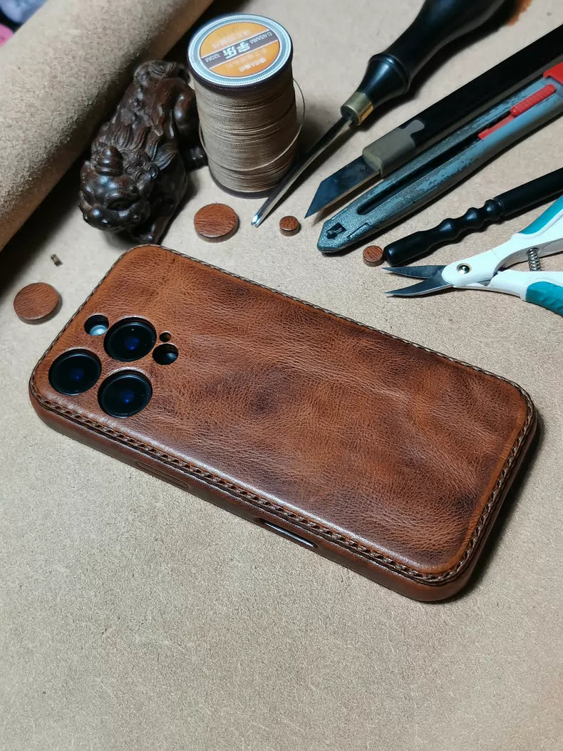 Ručno izrađena kožna torbica za iPhone biljno štavljene – Vintage Patina Edition