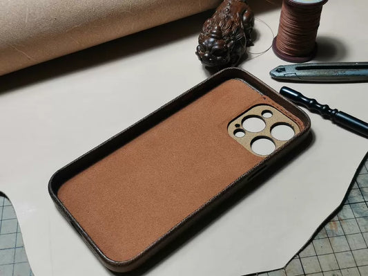 手作りの植物タンニンなめしレザー iPhone ケース – ヴィンテージ パティナ エディション
