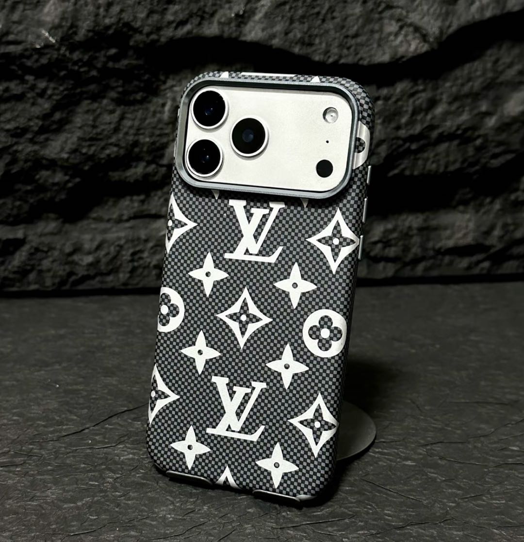 Luxury Checkered iPhone 17 Shockproof Case