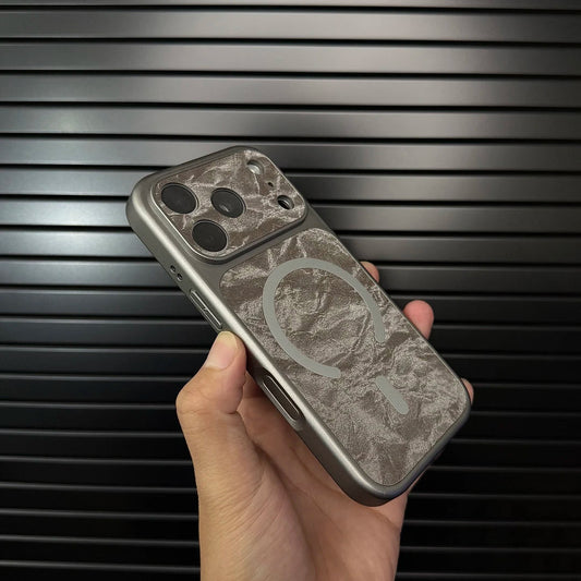 スノーテクスチャ仕上げのプレミアムレザーMagSafe対応iPhoneケース
